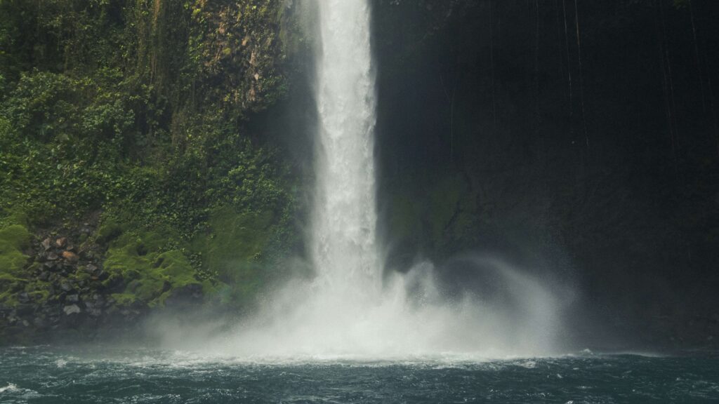 la fortuna waterfall mist plunge pool closeup La Fortuna